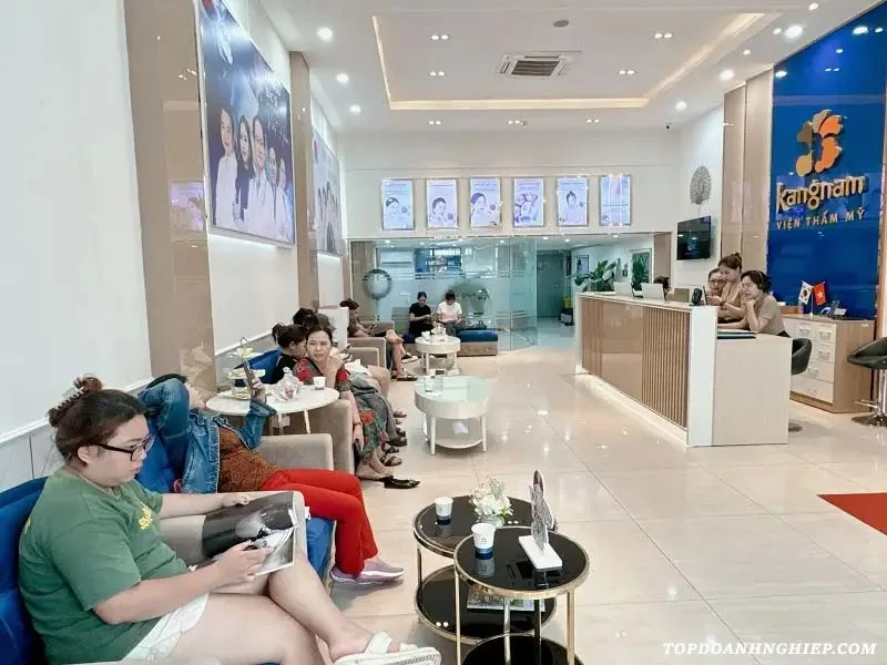 Sảnh đón tiếp đông khách tại Kangnam, địa chỉ khử thâm nhũ hoa được nhiều người tin tưởng.