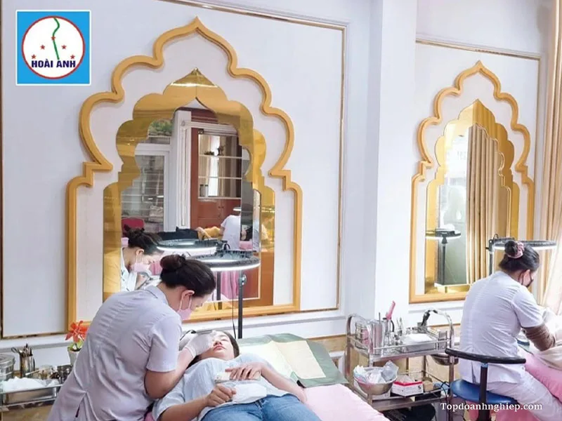 Chuyên viên chăm sóc khách hàng tại địa chỉ xăm chân tóc Hoài Anh